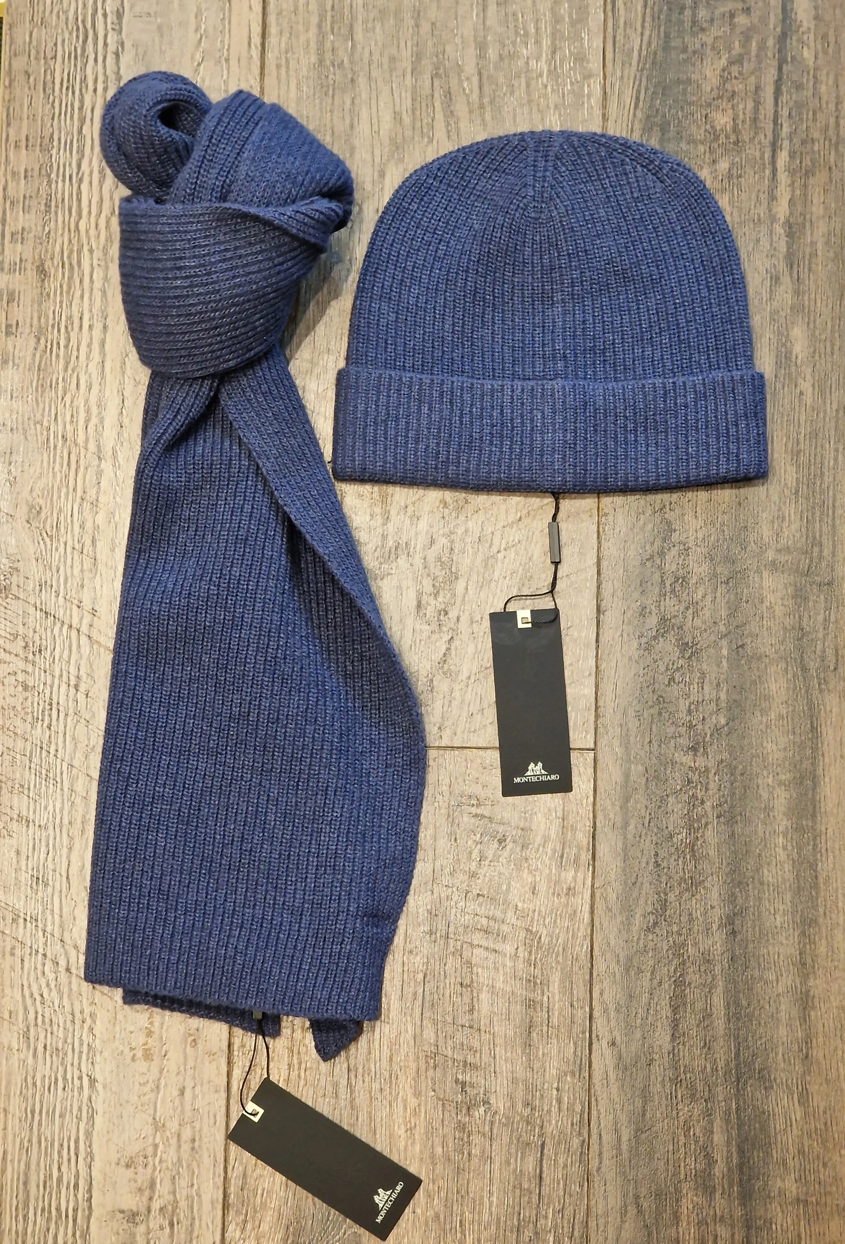 MONTOCHIARO Wool and Cashmere Scarfs and Beanie's