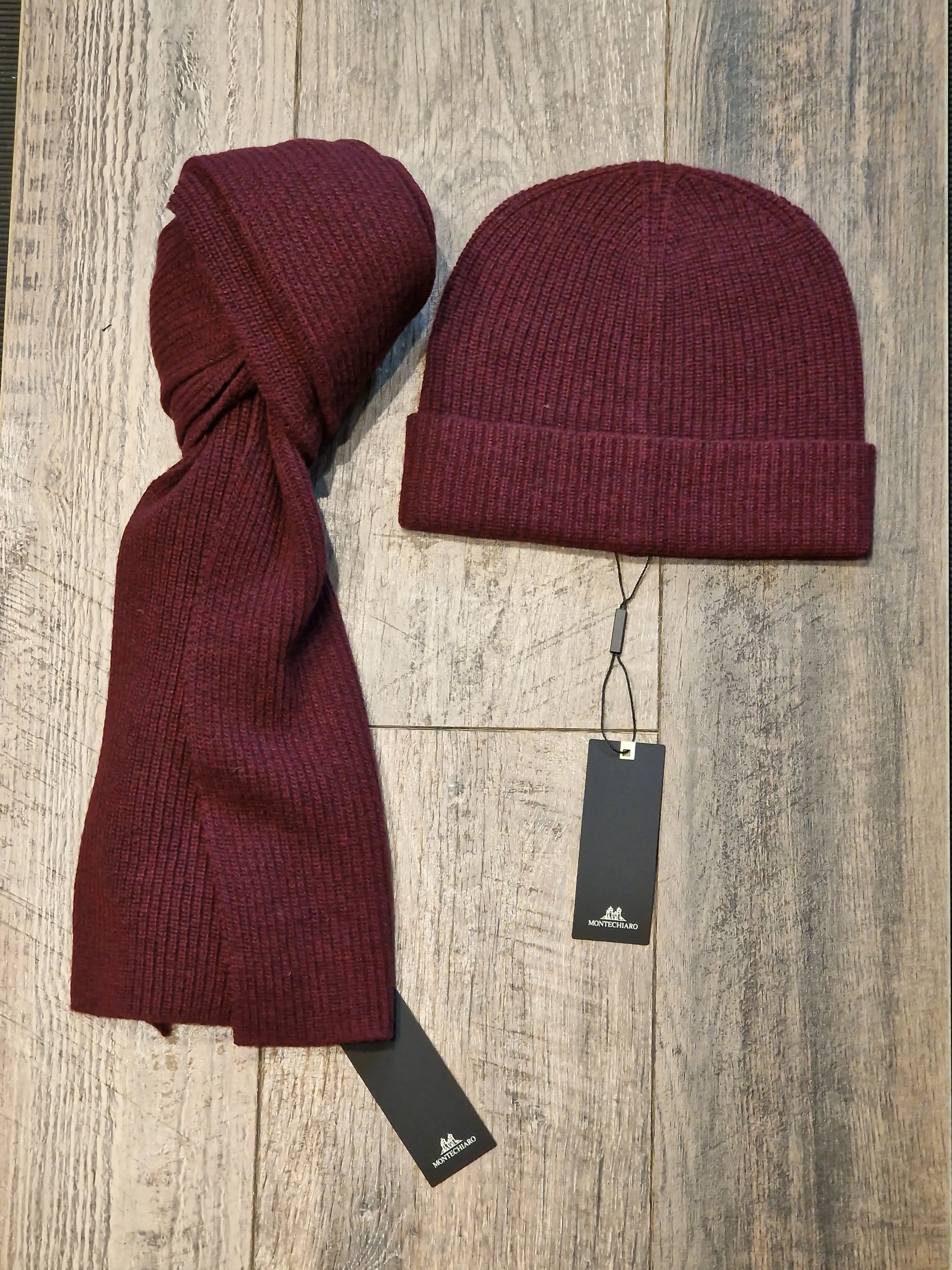 MONTOCHIARO Wool and Cashmere Scarfs and Beanie's