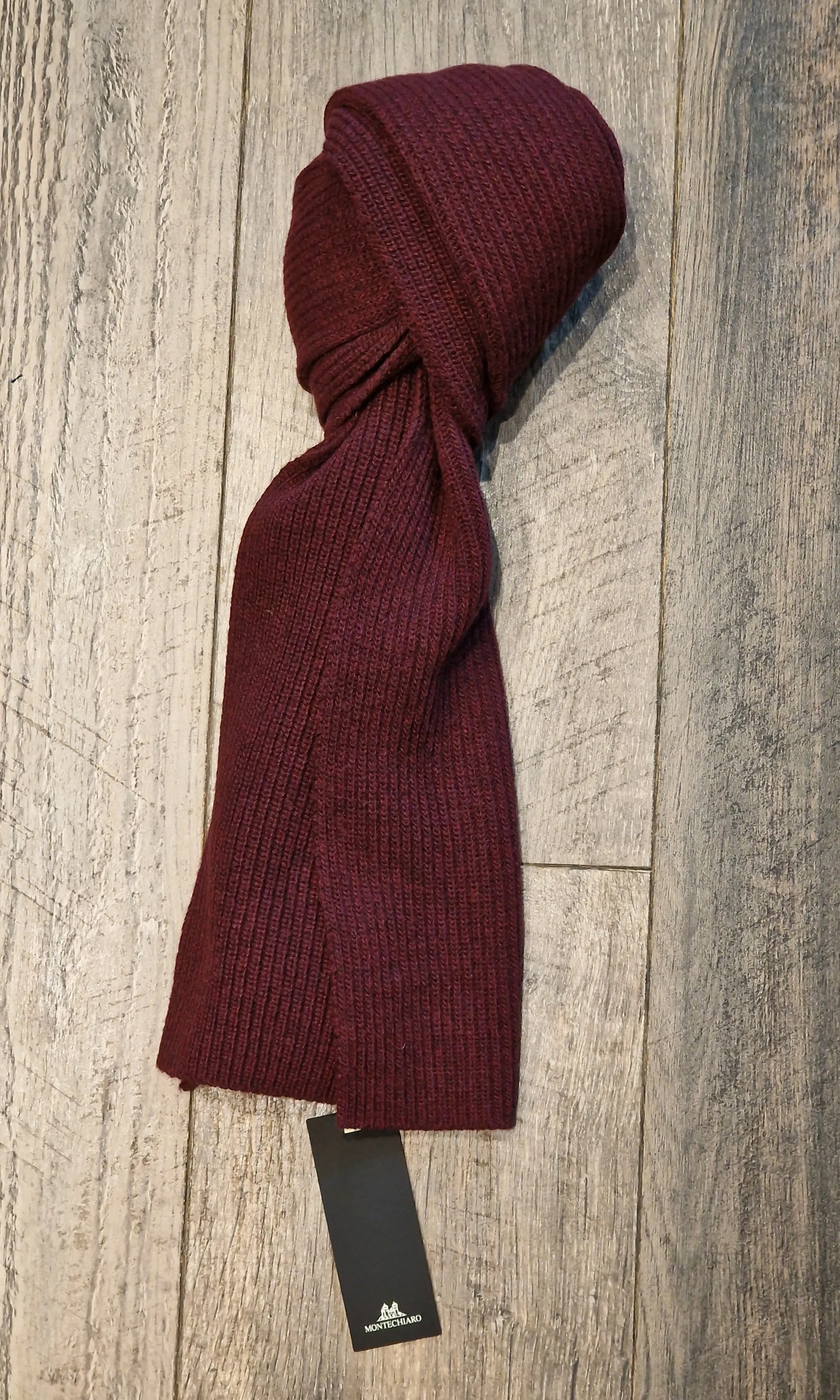 MONTOCHIARO Wool and Cashmere Scarfs and Beanie's